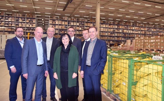 (v. l. n. r.) : Stefan Leibeling (CTDI, Head of NDS Operation), Dirk Bornemann (Geschäftsführer CTDI Solutions GmbH), Detlef Schrader (Fachbereichsleiter Mobilität und Wirtschaftsförderung), Landrätin Astrid Klinkert-Kittel, Martin Prescher (Deutsche Telekom Technik GmbH, Leiter PTI Braunschweig), Thomas Krieger (Deutsche Telekom Technik GmbH, Leiter Technik NL Nord) und Dieter Hollenbach (CEO CTDI Europa). (Bild: Landkreis Northeim)