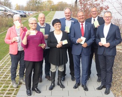 Vlnr: Nutzer des Sicheren-Fahrtscheins, Herr Deichfuß Landkreis Göttingen, Herr Lührig Polizeipräsident Polizeidirektion Göttingen, Herr Rath Leiter Polizeiinspektion Göttingen, Herr Zimmermann VSN Geschäftsführer. (Bild: VSN)