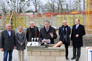 Grundsteinlegung für das neue Haus 3 des Ev. Krankenhauses Göttingen-Weende (v.l.): Herbert Schmidt (Leiter Technische Betriebsabteilung EKW), Claudia Baumgartner (neue Baudezernentin der Stadt Göttingen), Rolf-Georg Köhler (Oberbürgermeister), Frank Czeczelski (Kaufm. Geschäftsführer EKW), Prof. Dr. Michael Karaus (Med. Geschäftsführer EKW) und Dr. Stephan Bartels (Vorsitzender des Trägervereins des Weender Krankenhauses) (Bild: EKW)