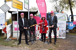 Martin Prescher (Leiter Technische Infrastruktur Telekom), Bürgermeister Michael Kaiser, Landrätin Astrid Klinkert-Kittel und Michael Krüger (Leiter Infrastrukturvertrieb Region Nord der Telekom) beim „ersten Spatenstich“ zum Breitbandausbau im Landkreis Northeim (Bild: Landkreis Northeim)