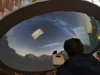 Mit Hilfe eines mobilen Planetariums hat der Förderkreis Planetarium Göttingen den Weltraum in die Sankt Johannis Kirche geholt (Bild: Mira Lou Braun)
